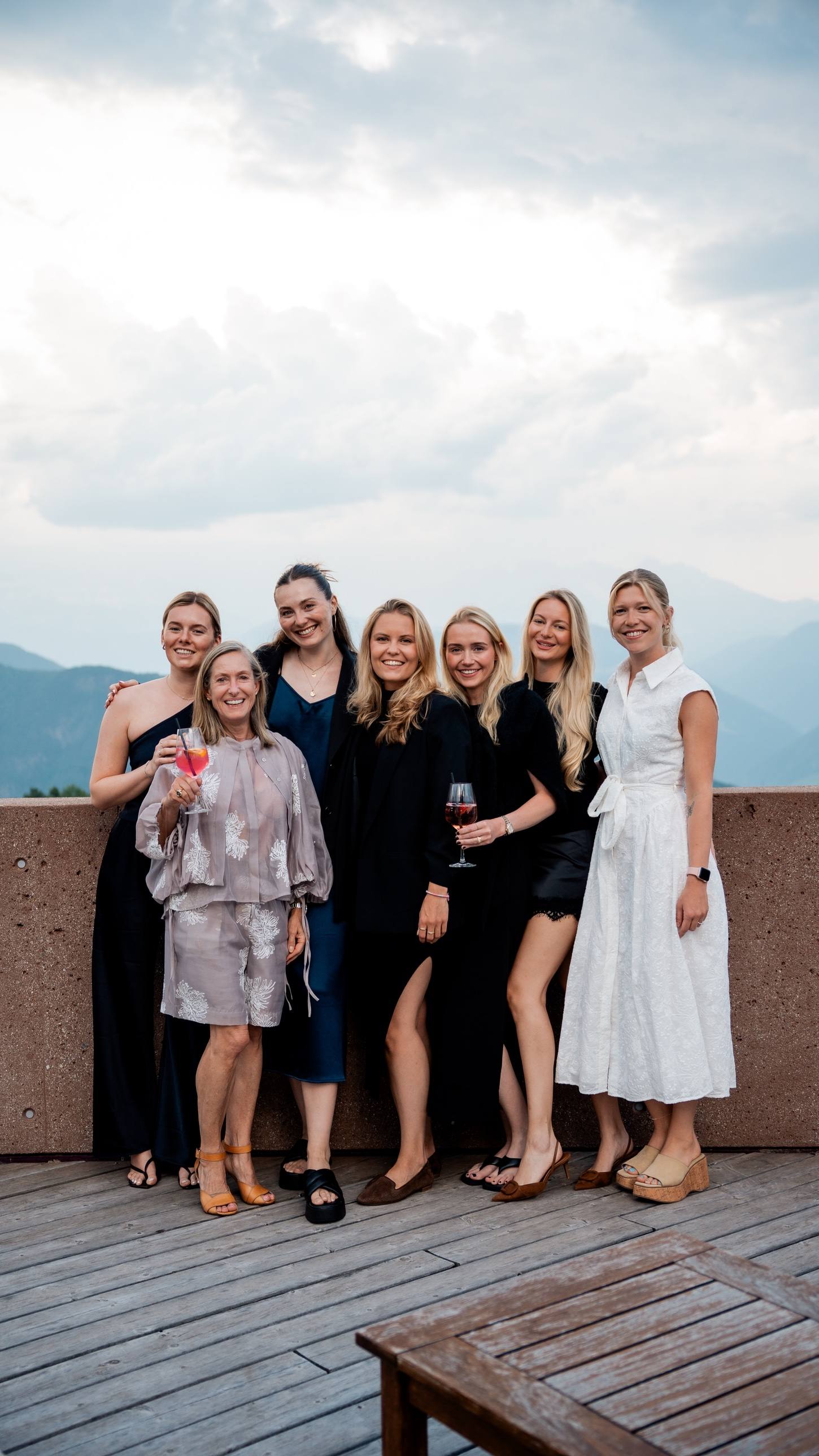 Teilnehmerinnen auf einer Terrasse vor Bergkulisse