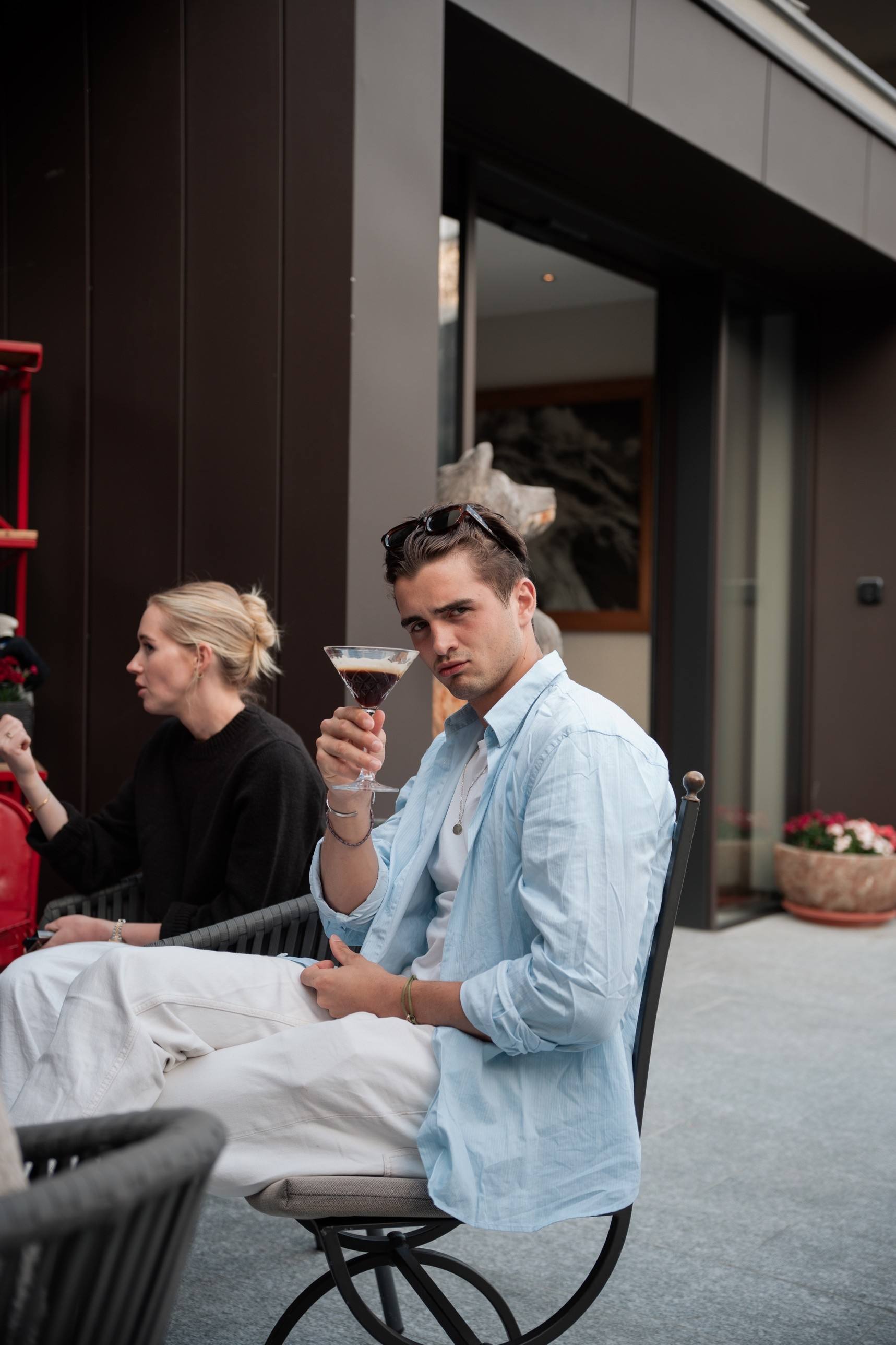 Teilnehmer im hellblauen Hemd hebt ein Glas Espresso Martini auf der Hotelterrasse